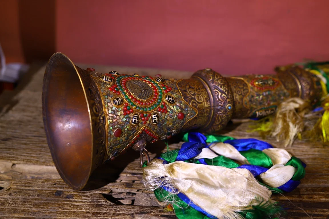41”Old Xizang Folk Collection Bronze Cinnabar Mosaic Gem gZi Beads Shell Buddha Horn Suona A pair Buddhist Dharma Worship Hall