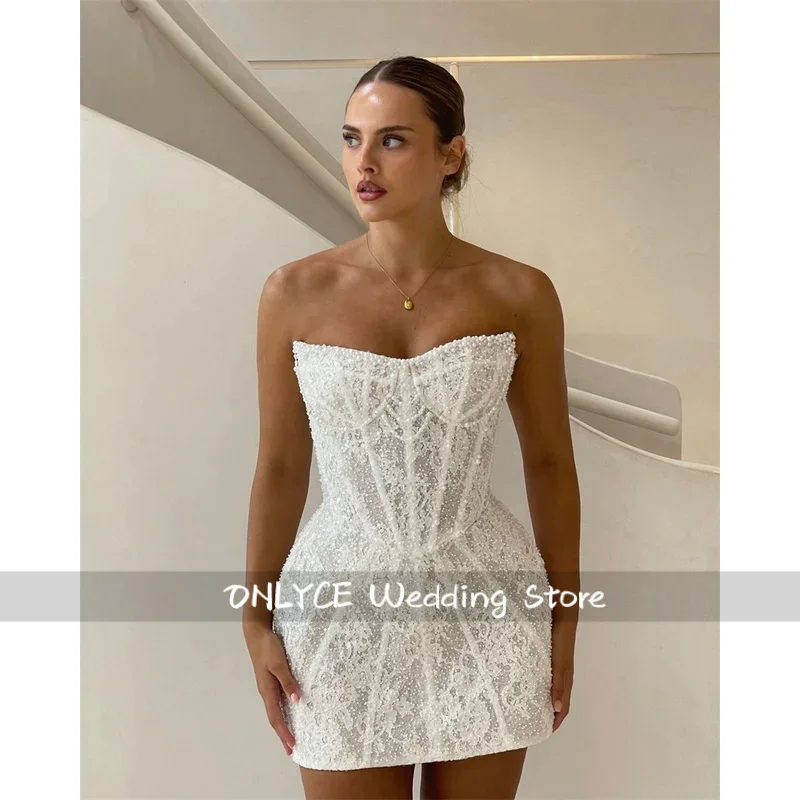 فستان حفلة موسيقية من الدانتيل الأبيض مخصص مع فستان أنيق مطرز بدون أكتاف وأكمام طويلة للمناسبات الرسمية