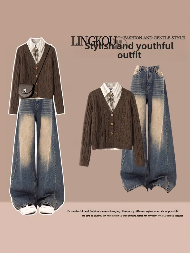 

Модный осенний комплект: элегантный джинсовый костюм-двойка с высокой талией для женщин, омолаживающий образ, и классический трикотажный джемпер с длинным рукавом.