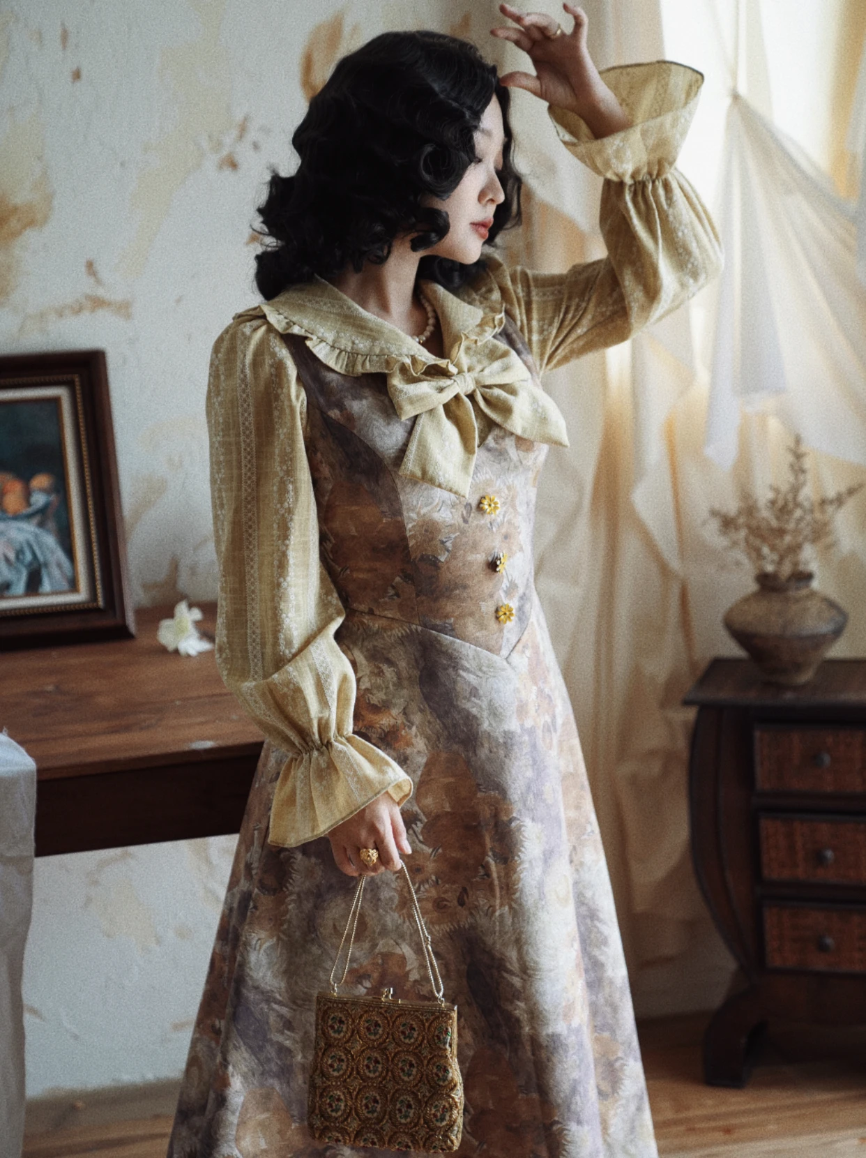 

Комплект из двух предметов: винтажный вышитый замшевый жилет и платье в стиле Караваджо, женский модный осенне-зимний костюм