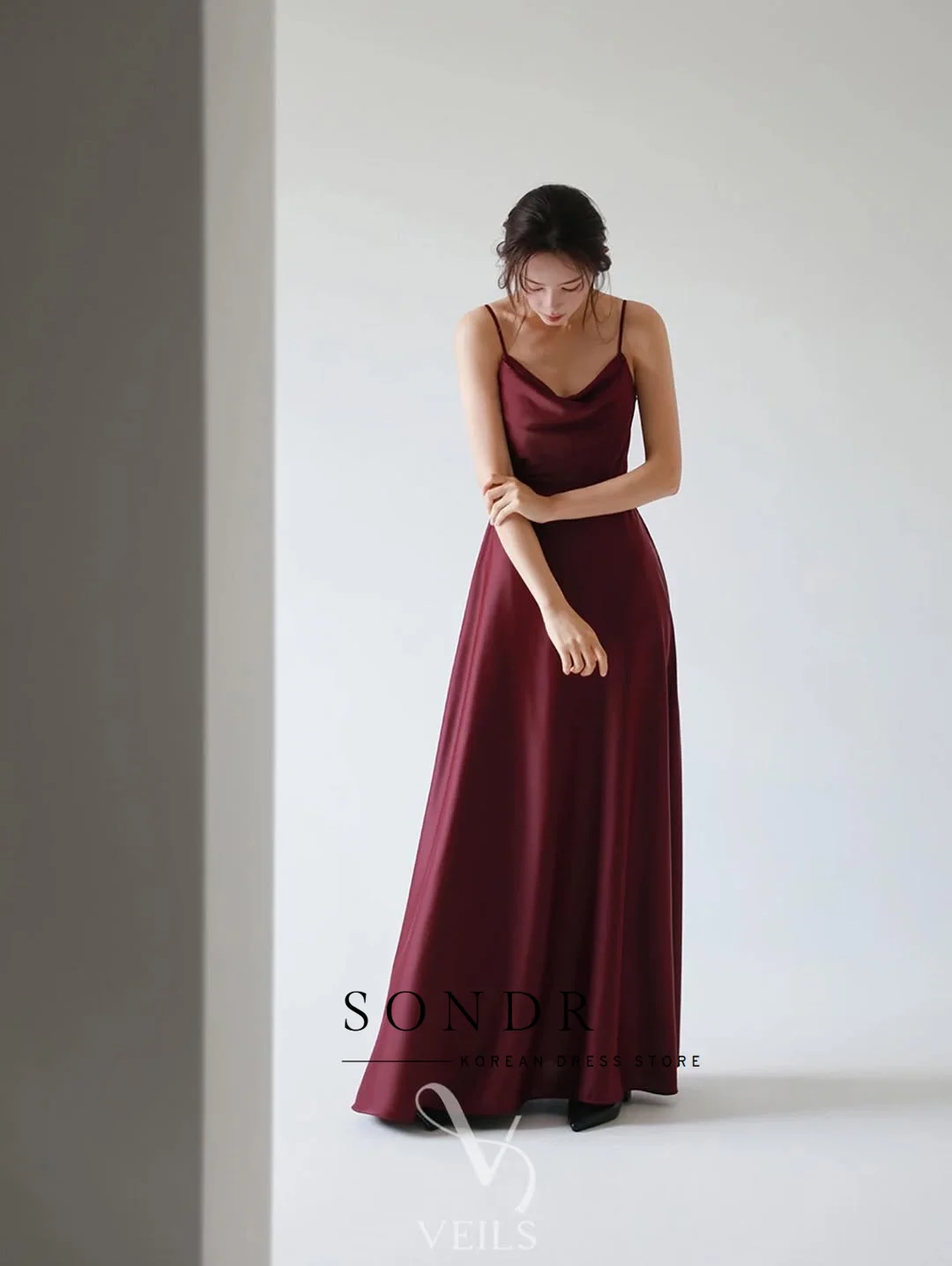 فساتين سهرة Sondr Cowl Spaghetti بأشرطة عنابي فستان حفلات كوري مخصص على شكل حرف A مشد خلفي لحفلات الزفاف لالتقاط الصور #3