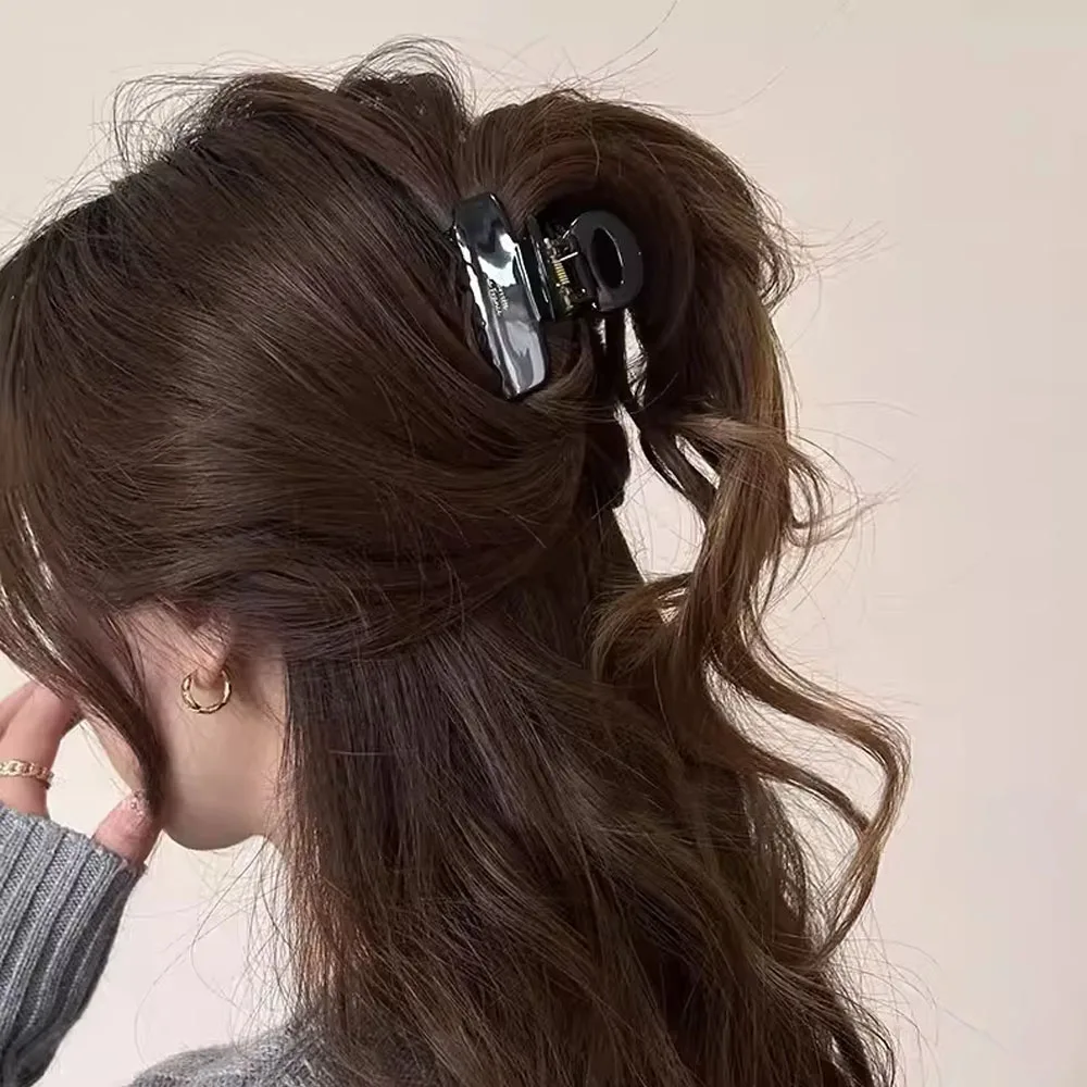 Haarspange, leichter Luxus, Hai-Clip, High-End-Feeling, Haar-Accessoires, Mädchen und Frau, kleine Halteklammer, seitliche Haarspange – Detail 4