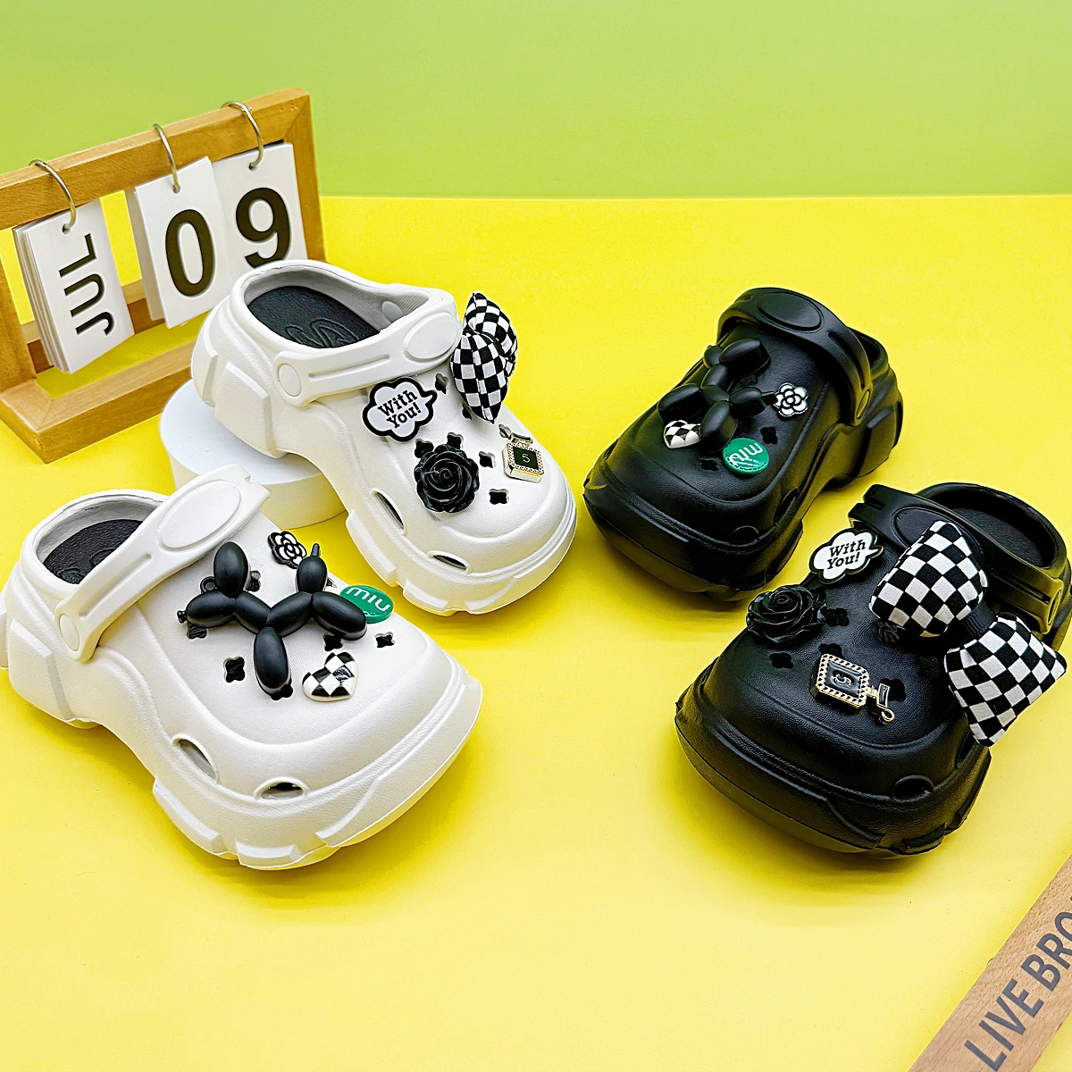 

New Stylish Versatile Cartoon Plaid Bowknot Balloon Dog Clogs with Soft Non-Slip Closed-Toe Sandals for Boys and Girls, Model 606