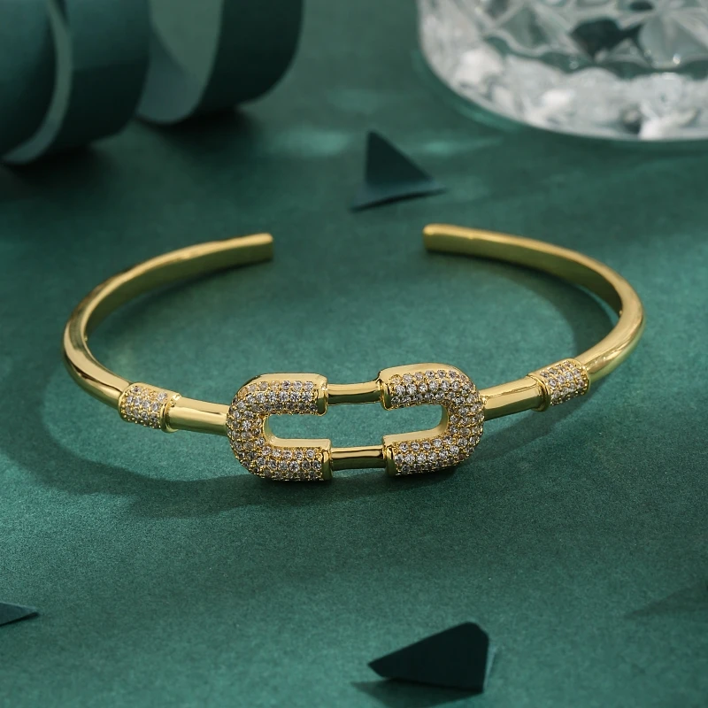 

A high-quality cubic zirconia copper gold-plated geometric zircon paper clip designed for vintage bracelet ladies presents