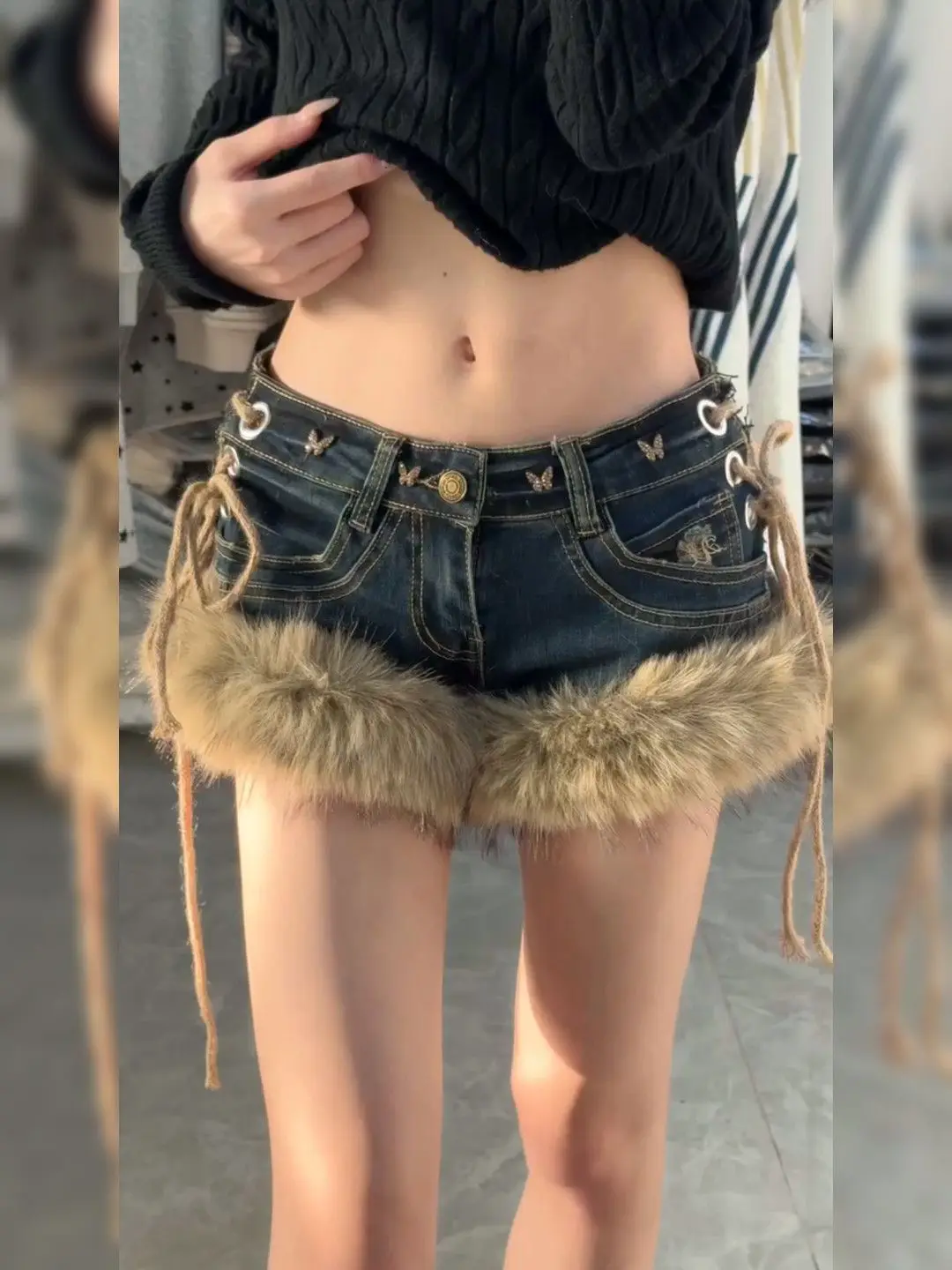 

Новые женские джинсовые шорты Y2K с перьями, плюшевыми вставками и необработанным краем, на шнуровке, 2026