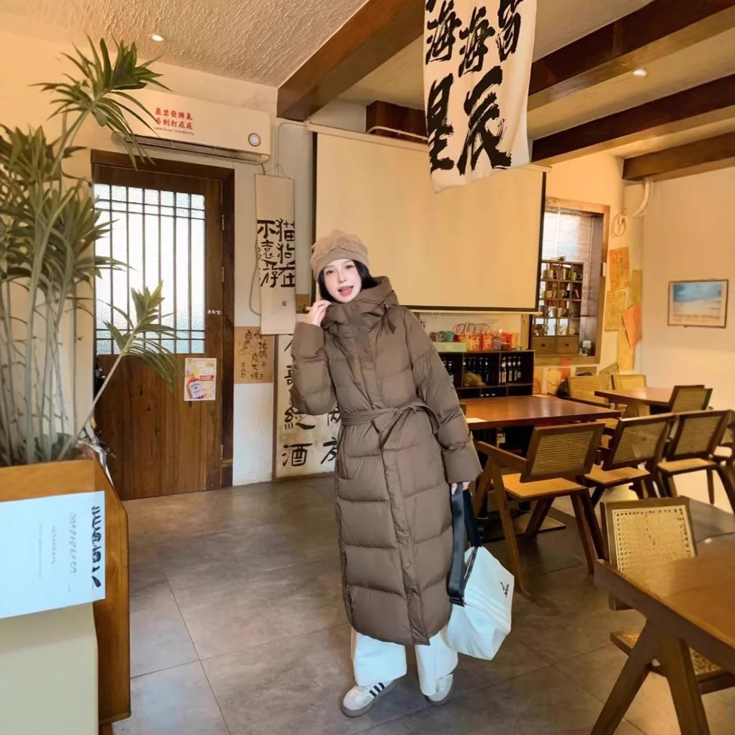 2025 الشتاء المرأة معطف طويل سميكة مقنعين الأبيض بطة ريشة سترة أنيقة تحمل شعار لعبة البيسبول