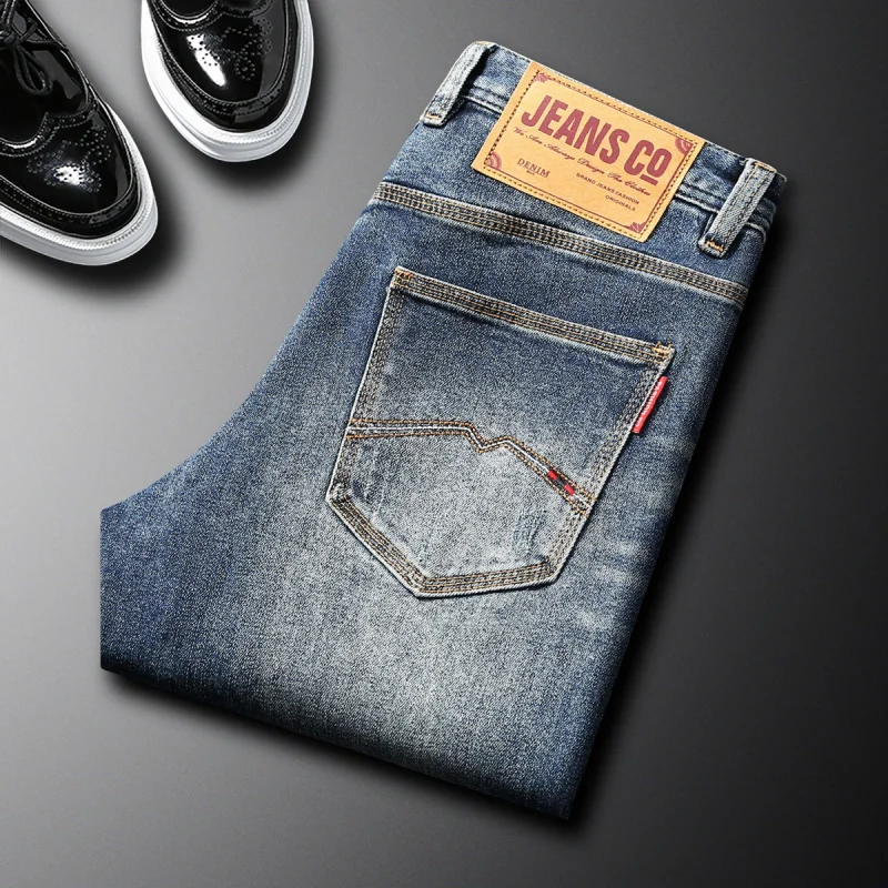 جينز أزرق مريح لعام 2025 للرجال للخريف والشتاء موضة سميكة مرنة ضيقة بنطال مستقيم صغير كوري