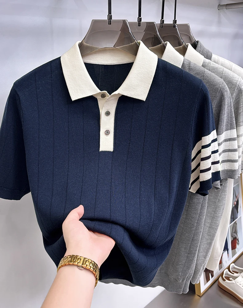Hochwertiges gestricktes gestreiftes Kurzarm-Poloshirt für Herren, modisch, luxuriös, sommerlich, weich, bequem, lässig, farblich abgesetzt, mit Reverskragen. – Detail 14