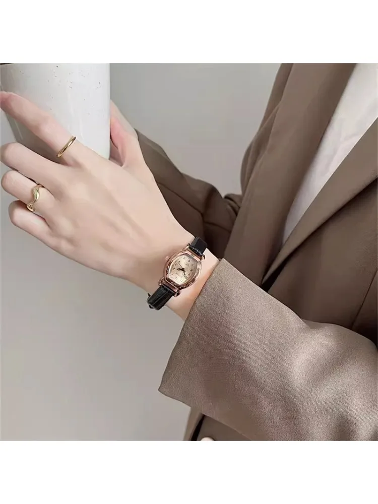 Bekijk een high-end retro-trendhorloge voor dames