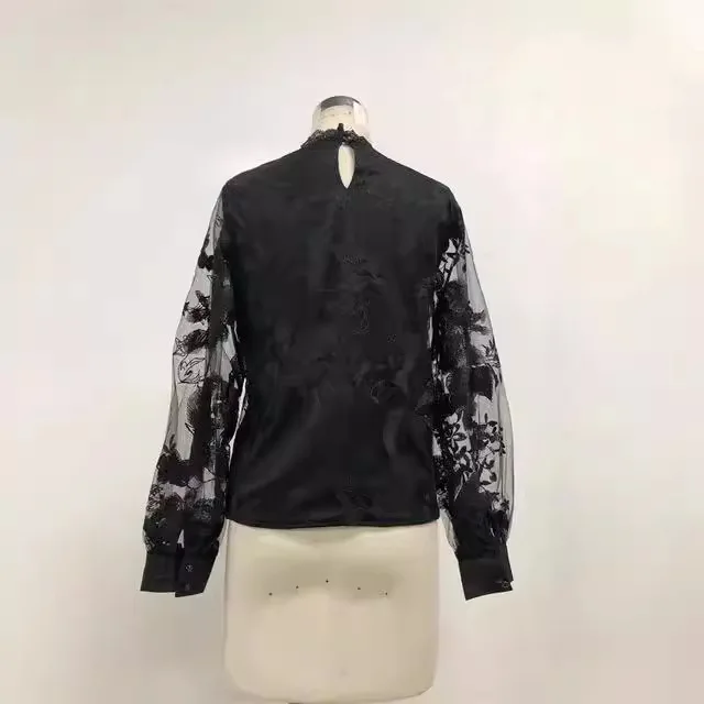 2025 Nowa bluzka z koronkowymi bufiastymi rękawami, przezroczystym okrągłym dekoltem, jednolita, w stylu europejskim i amerykańskim, odzież damska