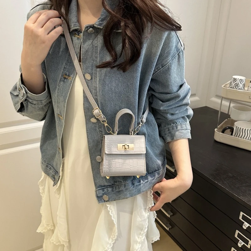 Trendige Geprägte Mini-Damen-Umhängetasche mit Goldverschluss Schultertaschen Abnehmbarer Riemen Henkeltasche Niedliche Crossbody-Handtasche – Detail 3
