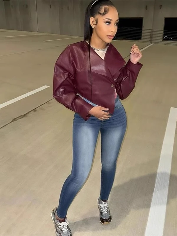 Modny krótki płaszcz damski z ekoskóry, europejski styl, długość do kolan, dekolt w serek, długi rękaw, kolor