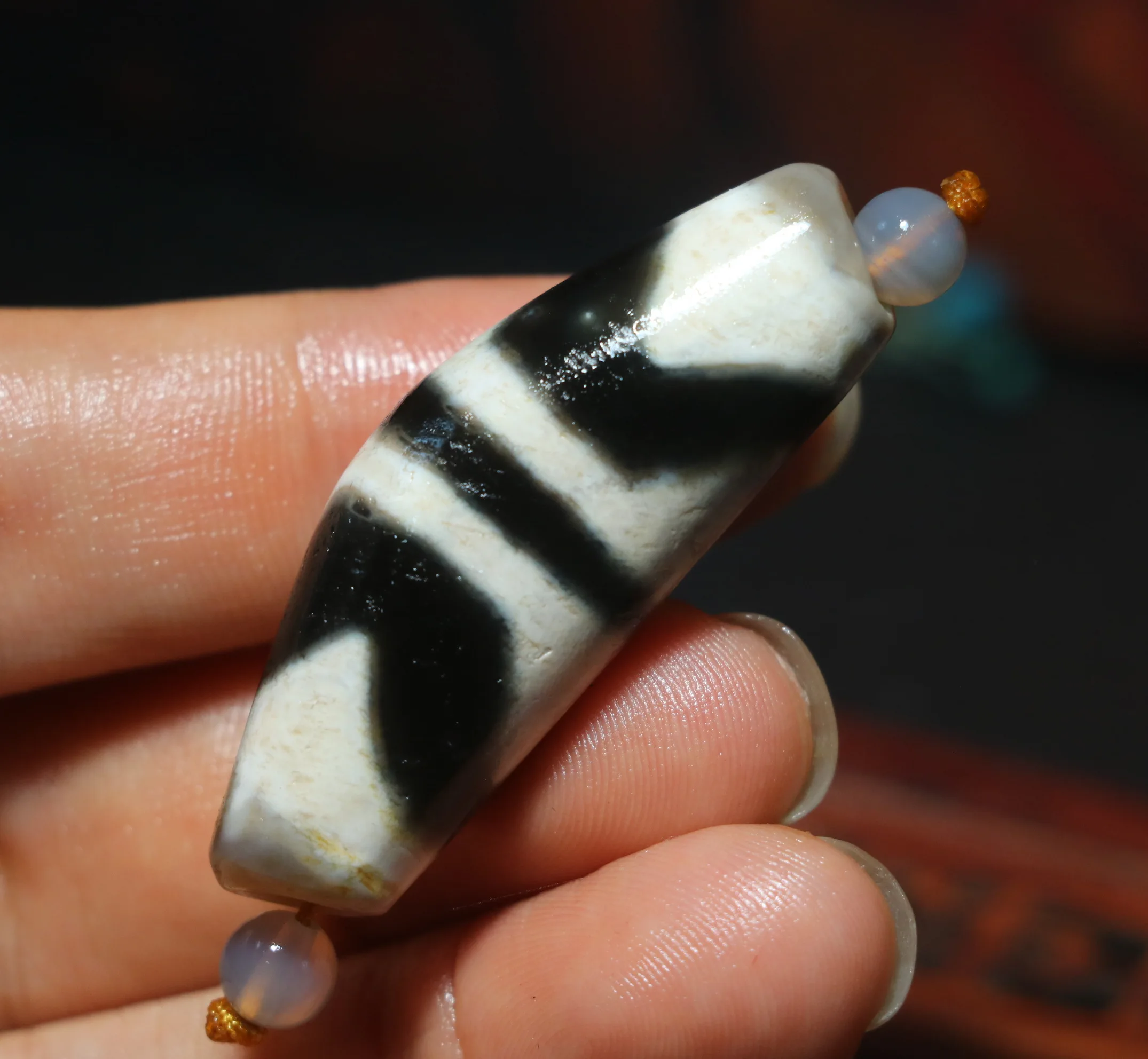 

No.210126N14 Energy Tibetan Old Agate Double Tiger Tooth Rain Drop Hole Ox Horn SH dZi Bead R Pendant Amulet Good Saurces