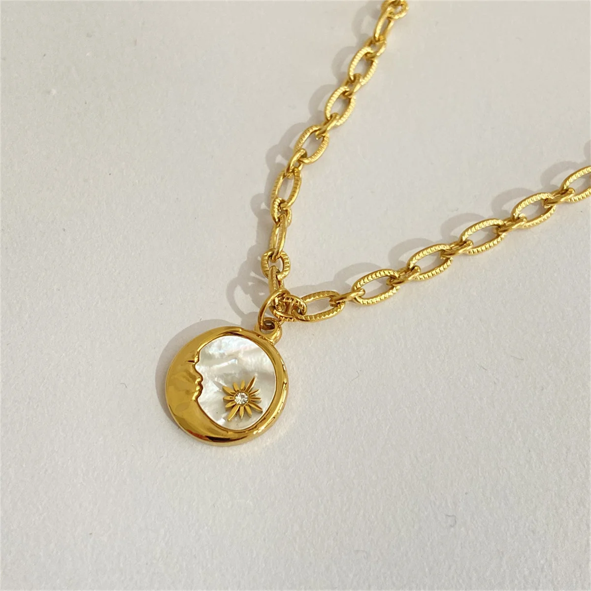 Vintage-Stil Sonne und Mond kreisförmige Münze Mutter Muschel Anhänger Halskette, Edelstahl Ofen vakuumplattiert 18 Karat Gold – Detail 5