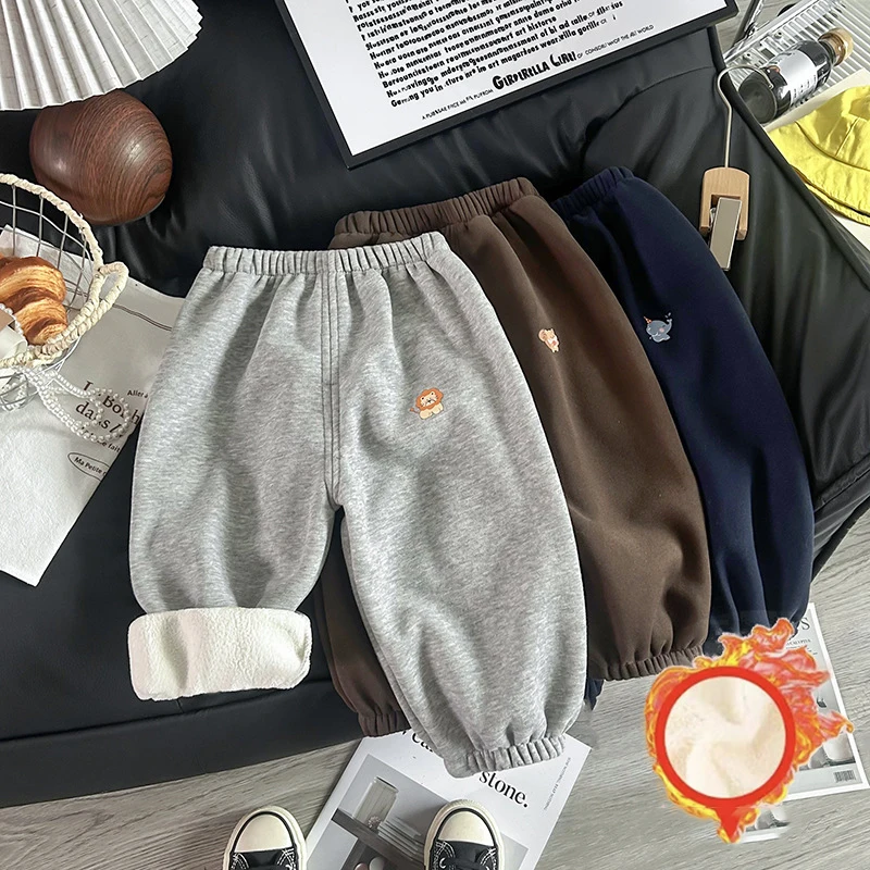 

Новые зимние штаны для маленьких мальчиков с мультяшным принтом, плюшевые флисовые детские брюки для маленьких мальчиков, повседневные универсальные толстые теплые детские штаны для мальчиков