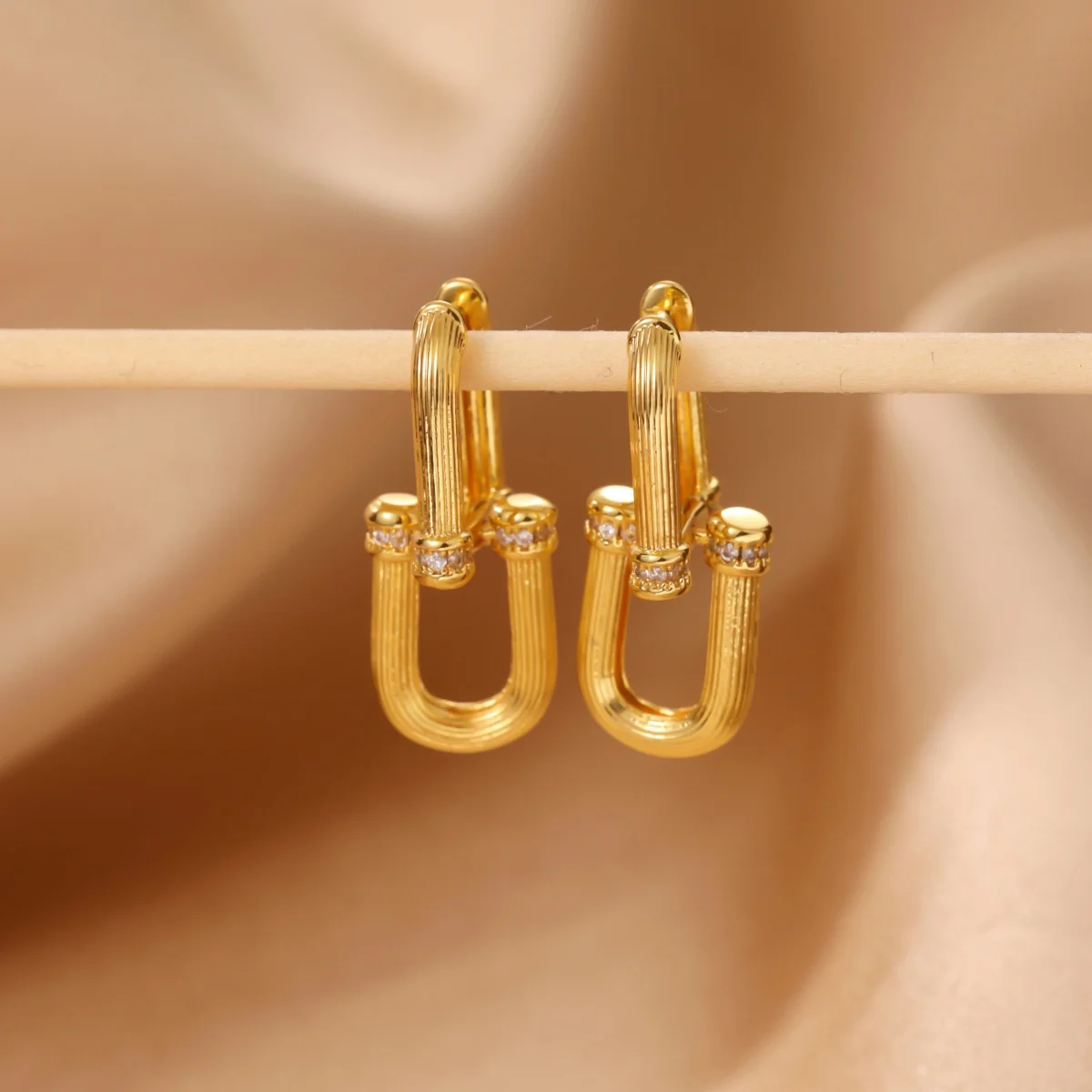Klassische Creolen für Damen, Goldfarben, klobige Edelstahlohrringe, trendige Neuheit im minimalistischen Ohrschmuck, Aretes