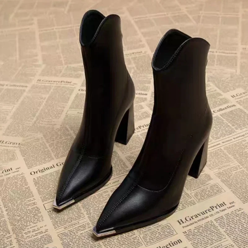 

2024 Autumn/Winter High Heels Women's New Pointed Coarse Heels High End Short Boots Fashion Zipper French Style Short Boots