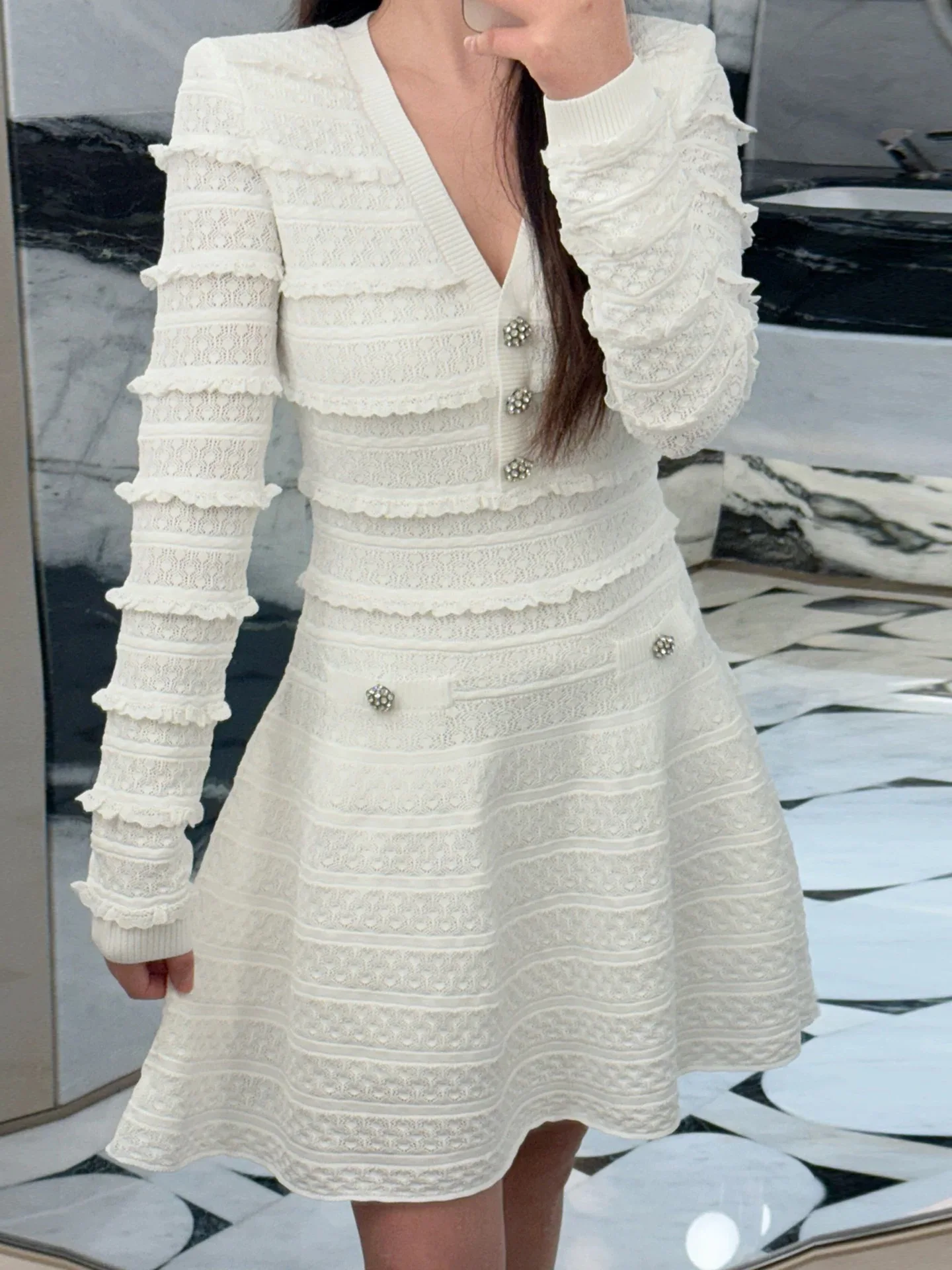 

Женское белое платье: элегантное и стильное мини-платье с V-образным вырезом, декорированное стразами и рюшами — новая летняя коллекция 2026 года