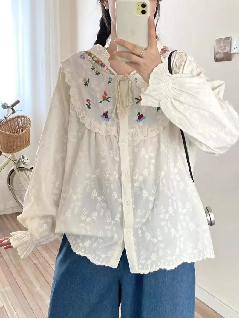 เสื้อเชิ้ตแขนยาวมีฮู้ดผ้าฝ้ายสำหรับฤดูใบไม้ร่วงปี 2025 ใหม่ล่าสุด  สำหรับผู้หญิง  ตกแต่งด้วยลายปักและระบาย  สไตล์โมริเกิร์ล  แบบฝรั่งเศส  หวาน  ชิค  ทรงหลวม  รุ่น T59355CC