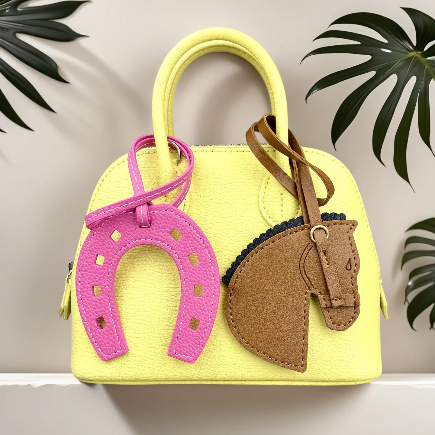 Llavero/Colgante de Bolso de Cuero PU Hecho a Mano con Cabeza de Caballo y Herradura - Regalo Ecuestre Único para Bolsos y Mochilas - Accesorio de Moda para Bolsos