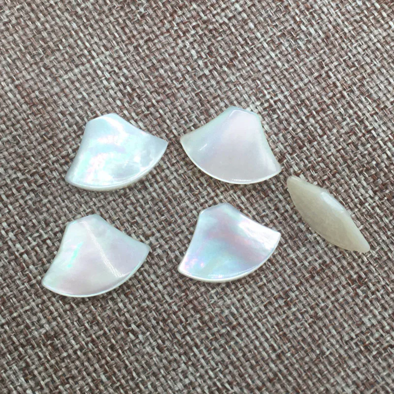 

100PCS/Lot White Mother Of Pearl Shell Flat Buttom Skirt Fan Shape Natural MOP Pendant Used
