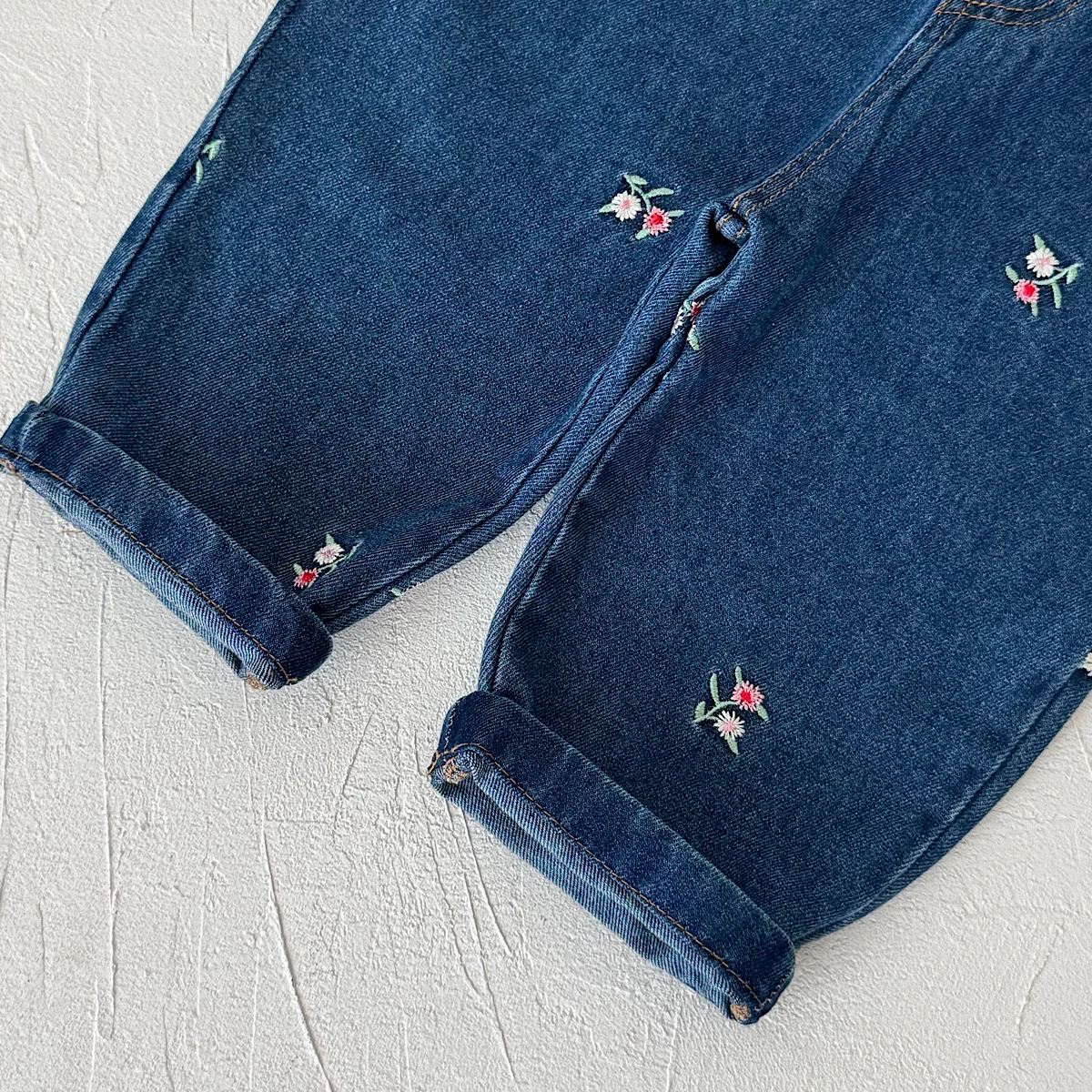 Blumenmuster-Blusenset mit Rüschenkragen für Babymädchen, 2-teiliges Outfit mit Jeans-Overall und Blumenstickerei für Kleinkinder – Detail 5