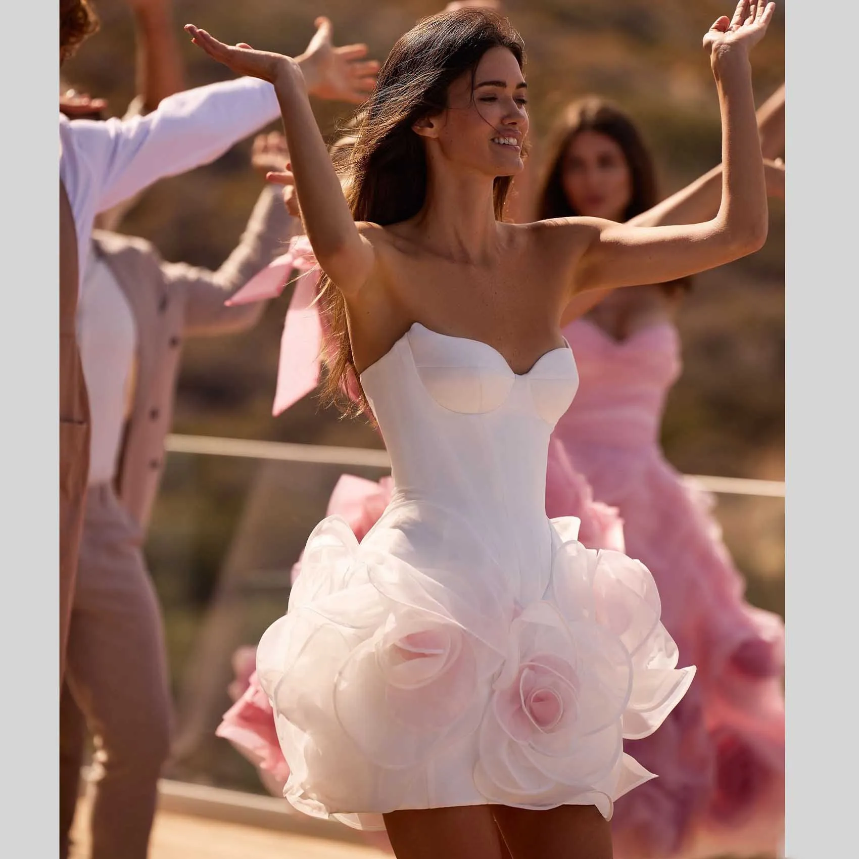 Romantisches kurzes Brautkleid mit 3D-Blumenmuster, weiß, handgefertigte Blumen, Mini-Länge, Hochzeitsparty-Kleider, 2 Farben, Blüte, Abschlussball-Partykleid