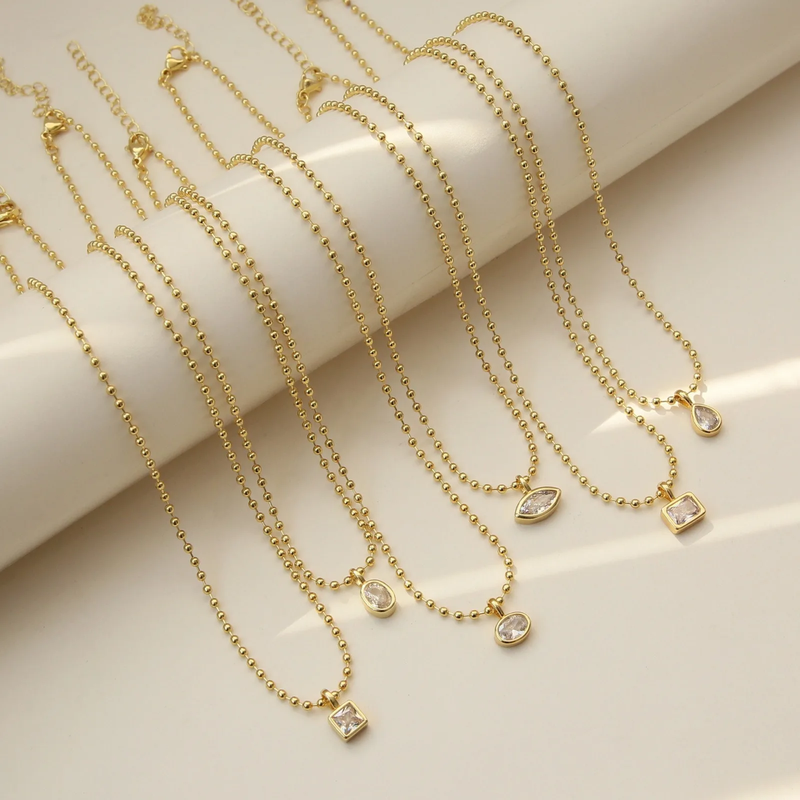 Großhandel Geometrischer Klarer Zirkonia-Anhänger Charm-Halskette 18K Vergoldete Messing-Kugelkette Stilvolles Geschenk für Frauen, 1 Stück – Detail 3