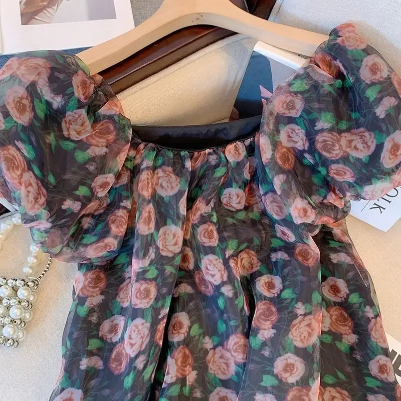 2025 sommer Neue frauen Bluse Stilvolle Streetwear Puff Sleeve Pullover Quadrat Kragen Gedruckt Plissee Casual Chiffon Tops ZT 584