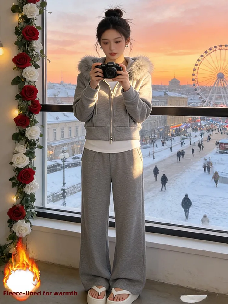 

Повседневный спортивный женский комплект из двух предметов: толстовка с капюшоном и брюки с высокой талией и широкими штанинами. Теплый зимний модный костюм.