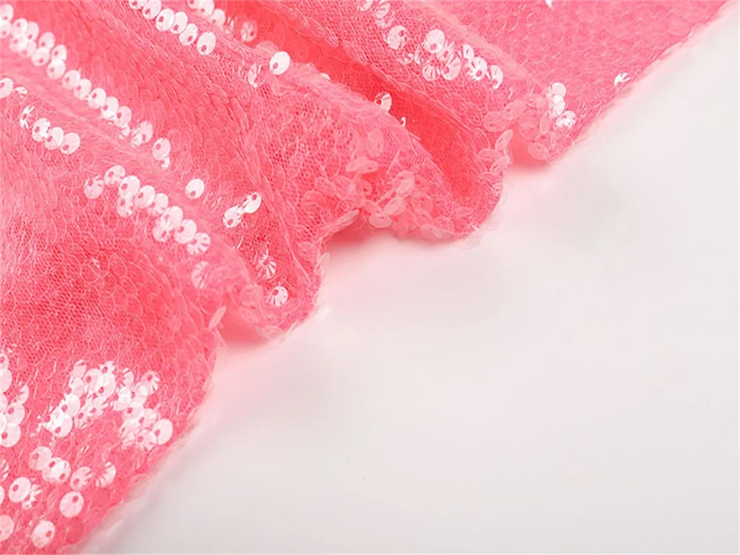 Glinsterende roze hoog-laag strandjurk voor dames met vloeiende sjerp, halterhals, split met ruches - Elegante zonsondergang maxi-jurk voor feestjes