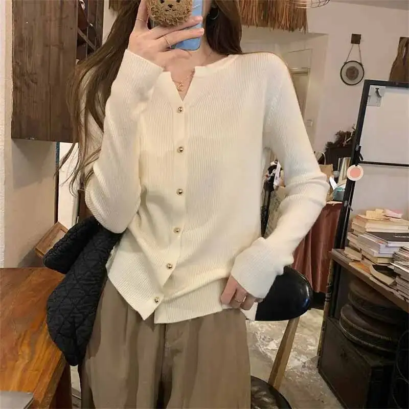 

Высококачественный вязаный кардиган для женщин, универсальные повседневные металлические однобортные свитера, женский корейский простой однотонный трикотаж с круглым вырезом