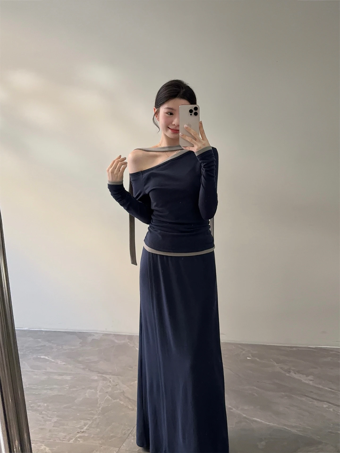 

Комплект из юбки и топа Song Song Autumn Elegance: асимметричный дизайн с цветовыми блоками, длинный рукав, облегающий крой, модный женский образ