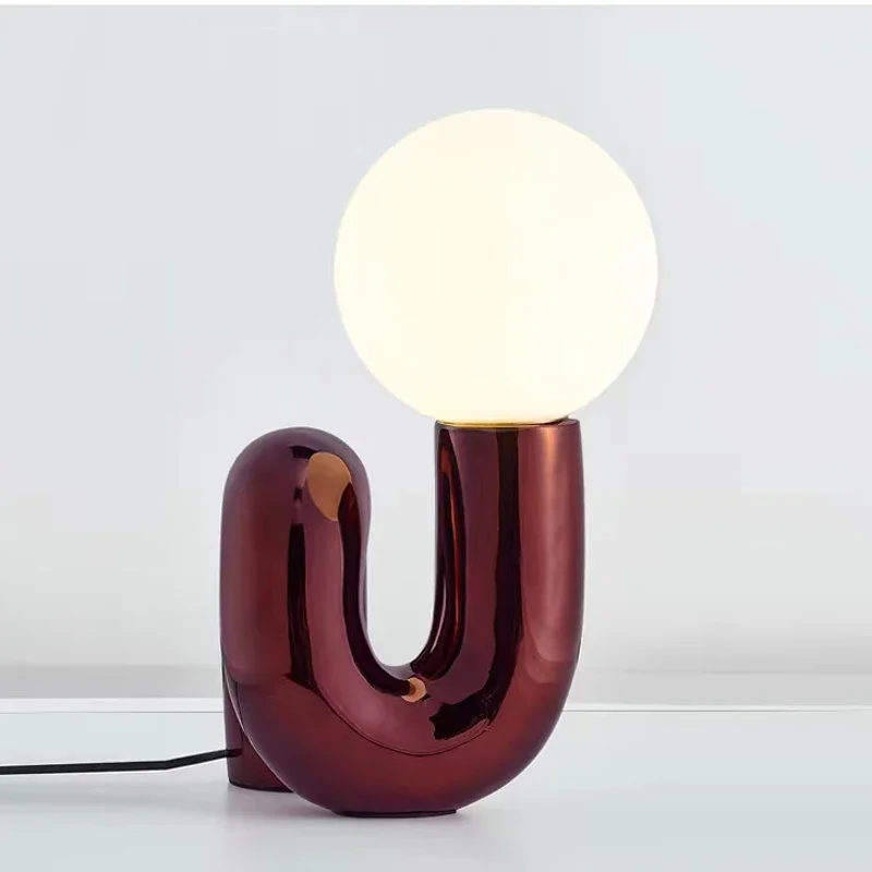 Lampada da tavolo in resina creativa moderna nordica Lampada da tavolo semplice di lusso per soggiorno camera da letto Lampada da tavolo per sala espositiva di design