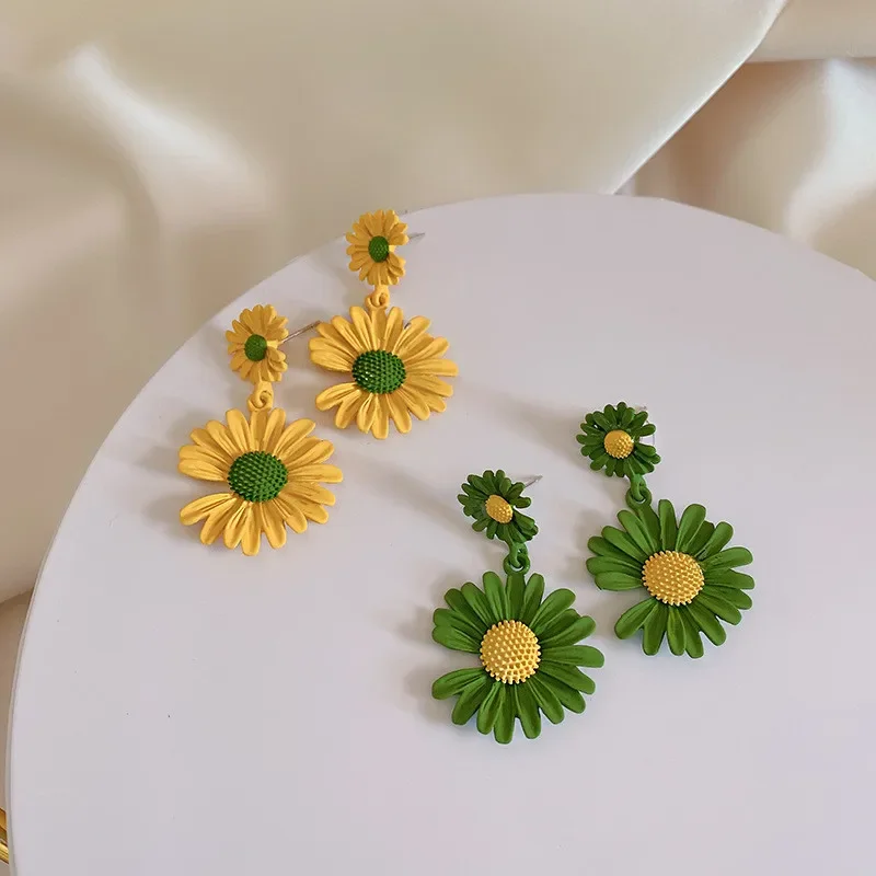 European and American Age-reducing Stud Earrings Female Pendant Daisy New Simple Flower Earrings In 2022