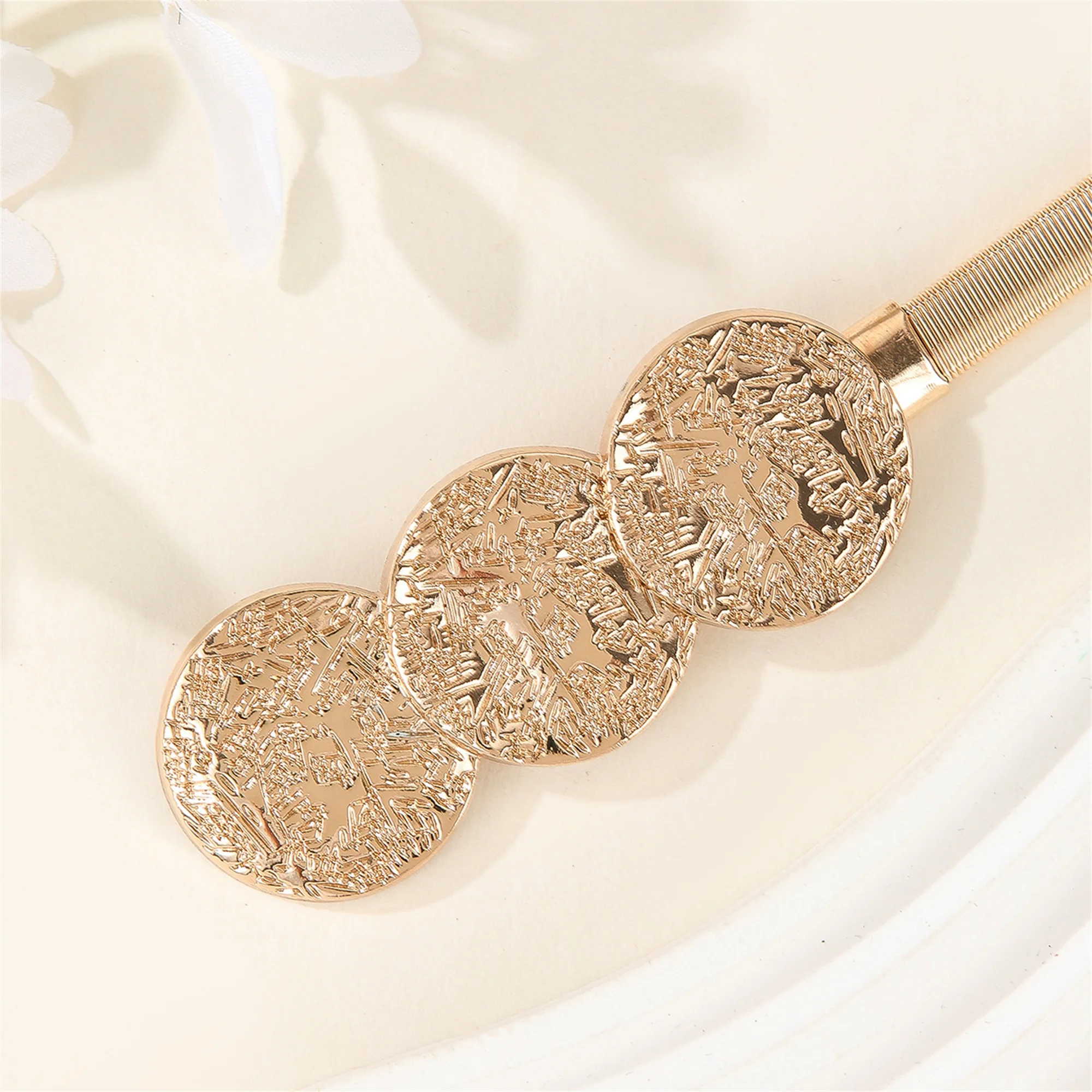 

Шикарный эластичный пояс с тремя блестящими монетами для женщин. Модный золотой металлический ремень для платьев и юбок.