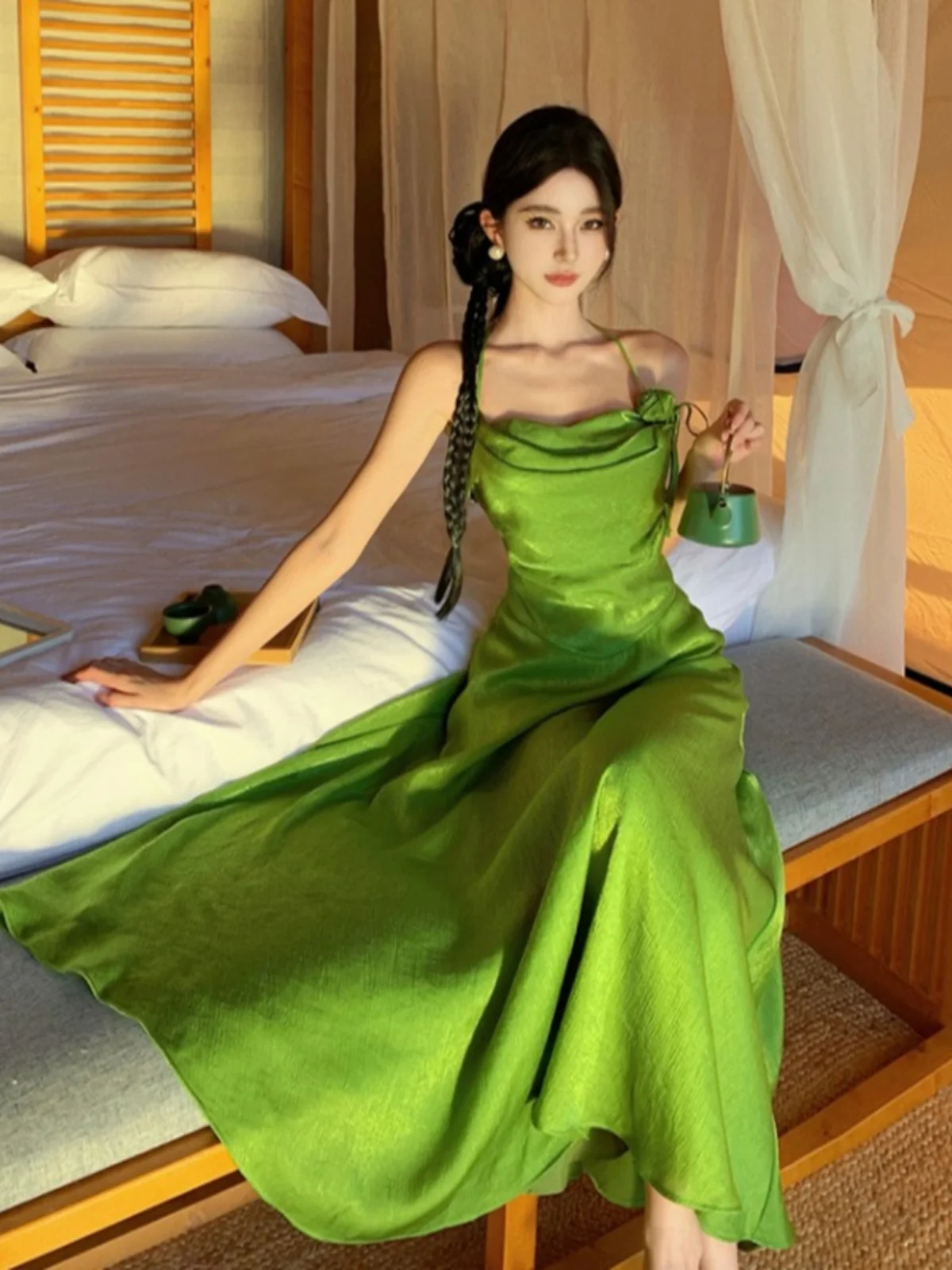 Abito Lungo in Raso Drappeggiato Stile A-Line con Spalline Sottili, Vita Alta in Chiffon, Design Elegante per l'Estate