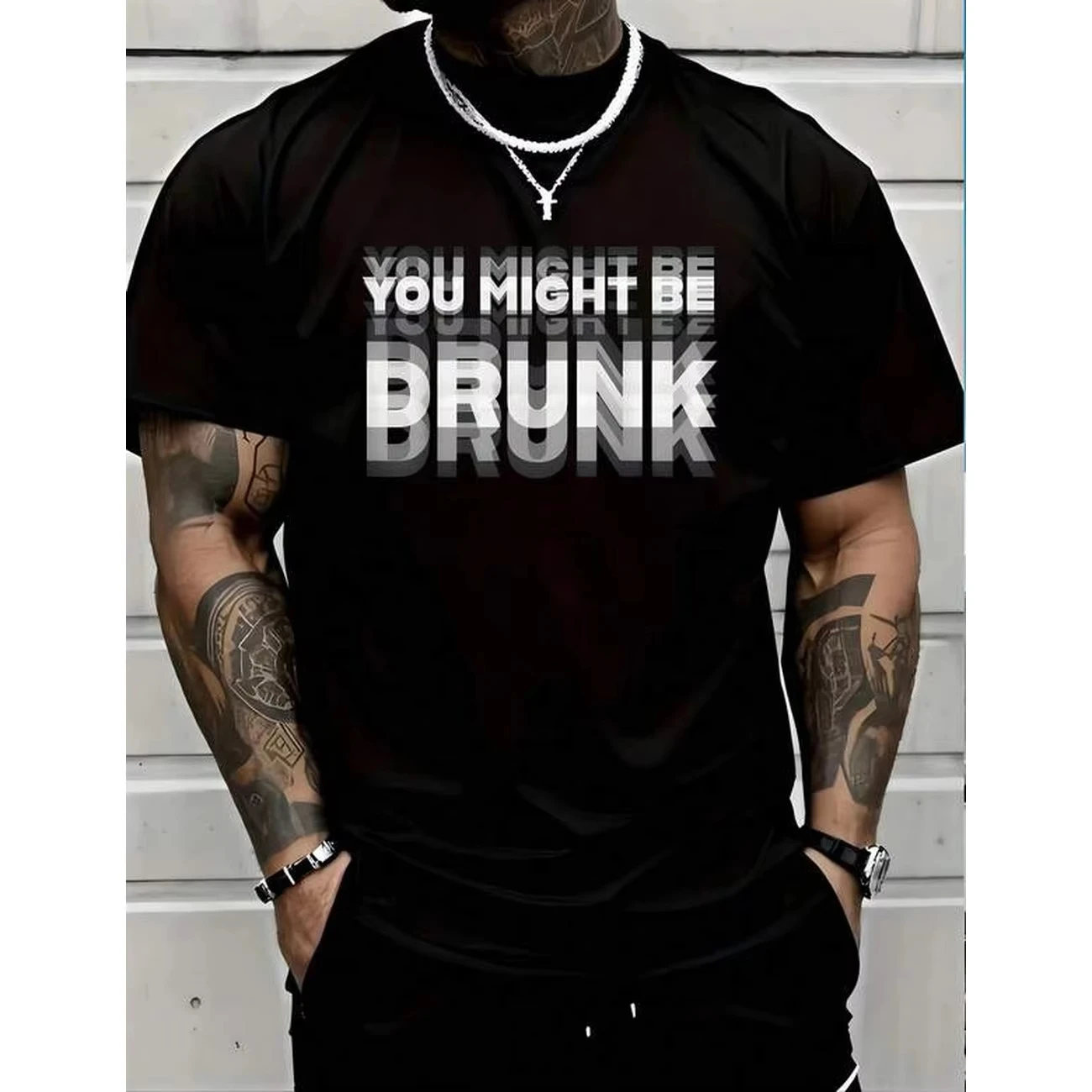 1 Stück Herren T-Shirt mit der Aufschrift „You Might Be Drunk“, schwarzes T-Shirt mit Rundhalsausschnitt, lässiges Baumwoll-T-Shirt, mittlere Dehnbarkeit, neues Sommer-Baumwoll-T-Shirt.