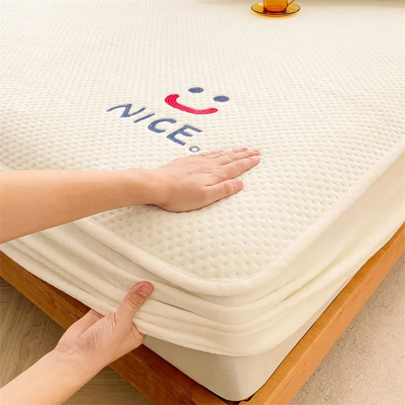 1PC Thickened Quilted Mattress Cover Queen/King Size Solid Colored Embroidery Milk Velvet Fitted Sheet 침대커버 Mattress Protector