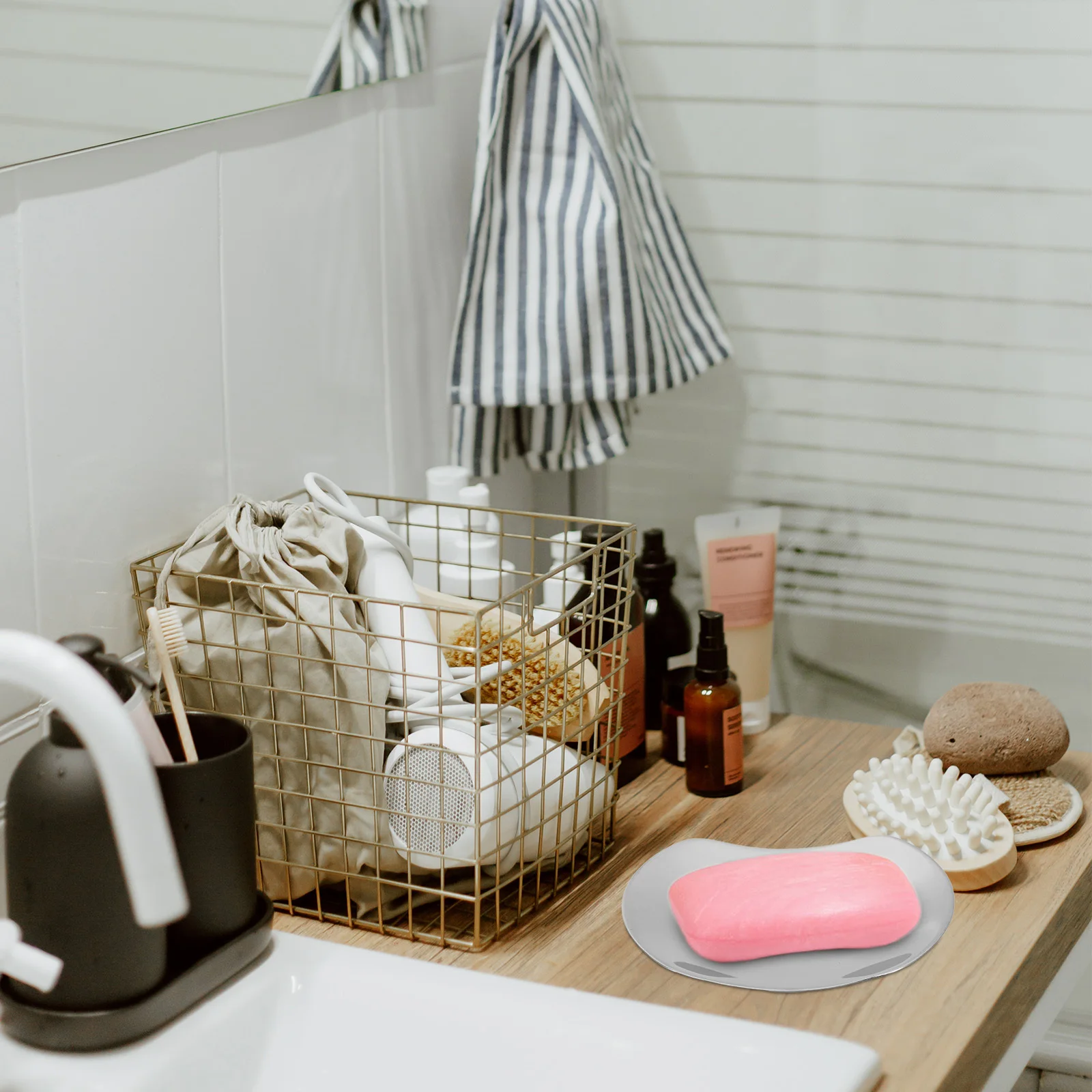 

1pc Stainless Steel Soap Dish Drain Design For Bathroom Kitchen Smooth Surface Soap Storage Holder Tray Container