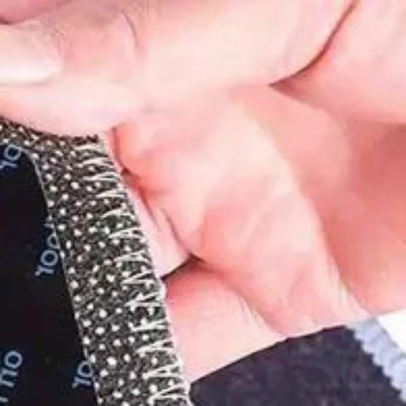 カーペット滑り止めステッカー 再利用可能 洗える 滑り止めマット カール防止 ラグパッド フロアカーペット コーナークリップ 固定グリッパテープ