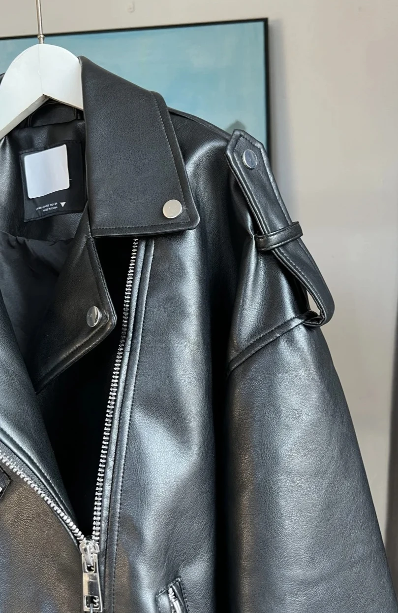 เสื้อแจ็คเก็ตมอเตอร์ไซค์หนังเทียมผู้หญิงทรงหลวม แต่งกระดุมไหล่ ซิปเฉียง แนวลำลอง สไตล์สบายๆ