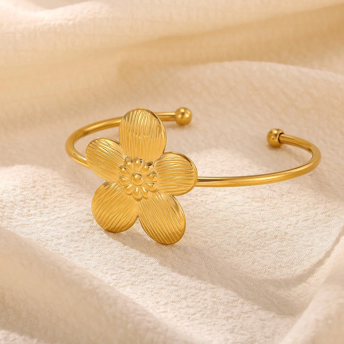 Elegante blühende Blumen-Armreifen, Vintage-Goldfarbe, Edelstahl, offener Armreif mit Pflanzenmotiv für Damen, Schmuck, Weihnachtsgeschenk