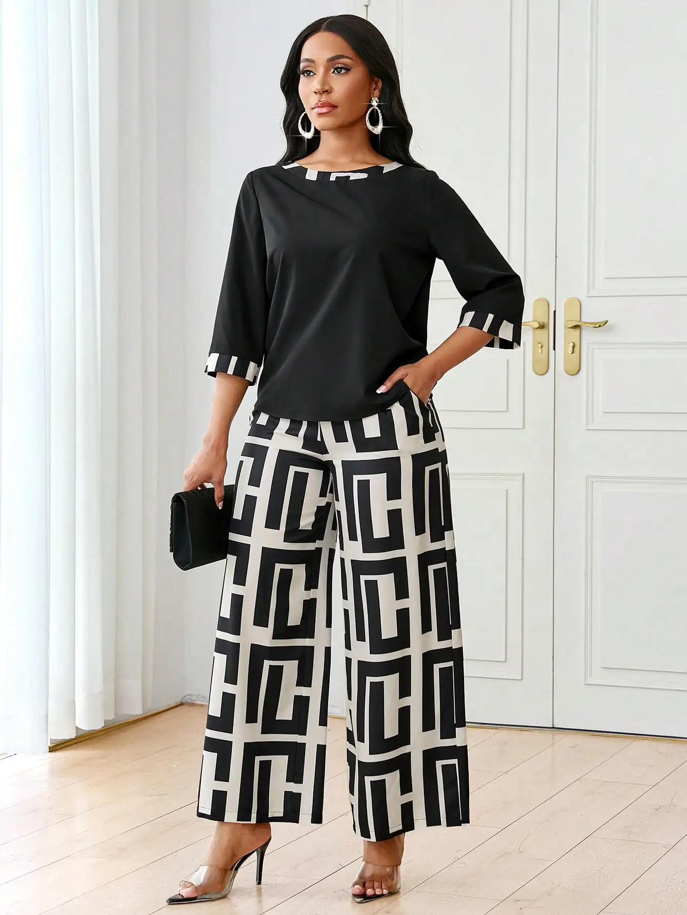 

Женский комплект из 2 предметов: черный топ с рукавами 3/4 и широкие брюки с геометрическим принтом для осенних образов