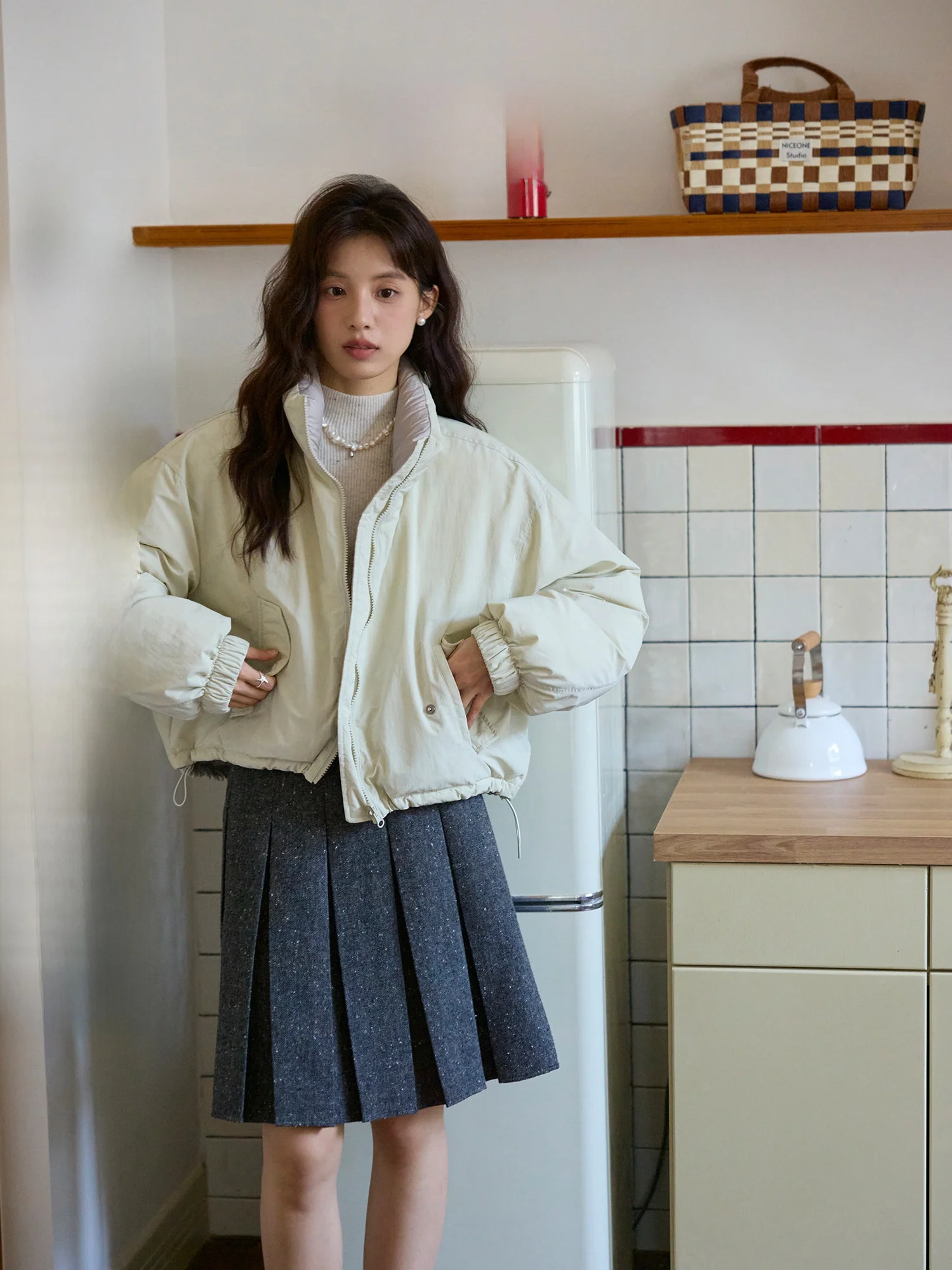 

Женская короткая пуховая куртка с воротником-стойкой, слегка свободного кроя, теплая, зеленого цвета, для повседневной носки, с наполнителем из утиного пуха, на молнии.