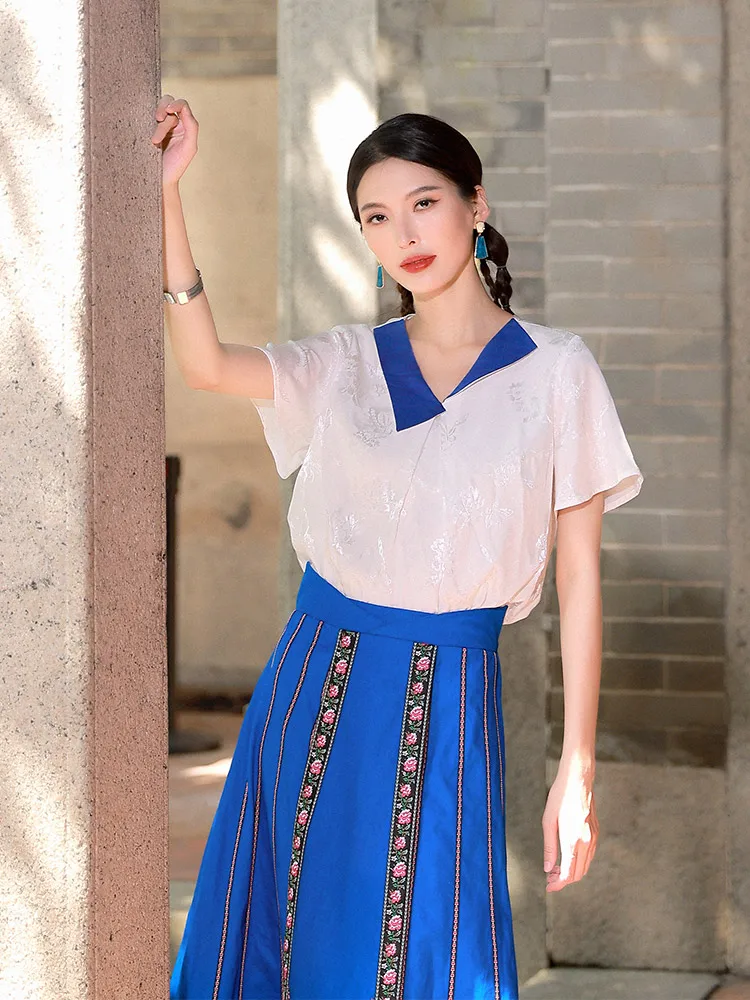 

Оригинальный дизайн Yang Li: Новая китайская модная этническая блузка с вышивкой, отложным воротником и короткими рукавами-колокол для женщин