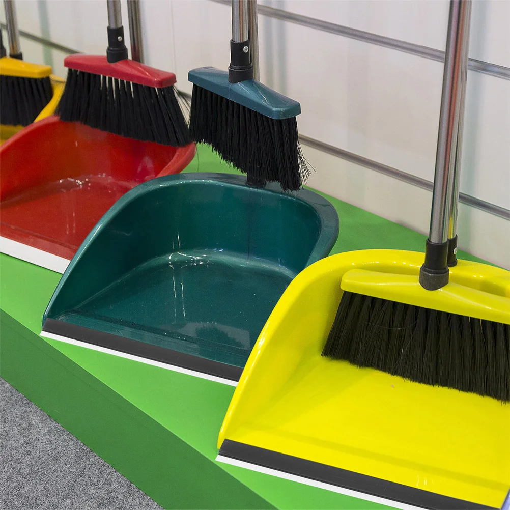 : Besen und Kehrichtschaufel