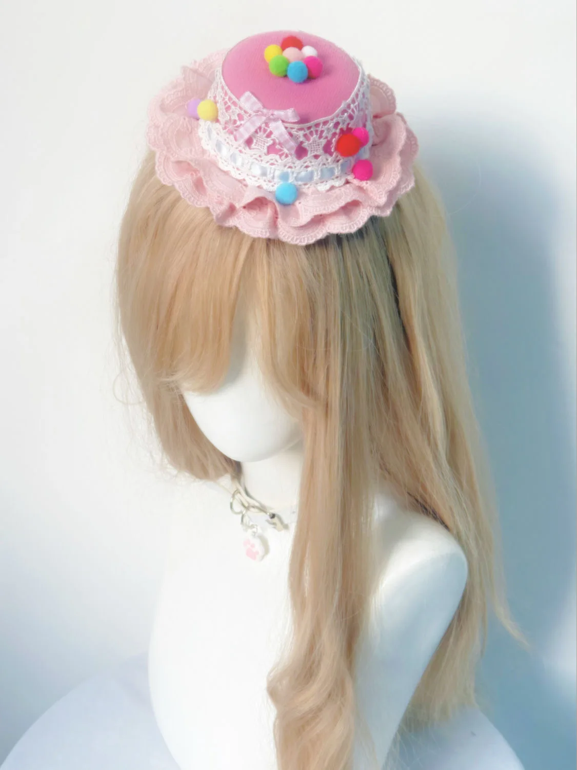 Mini sombrero rosa con pinza para el pelo con bola de encaje de dopamina para mujer, tocado para tomar fotos, decoración de fiesta de Lolita, horquilla para mujer y niña