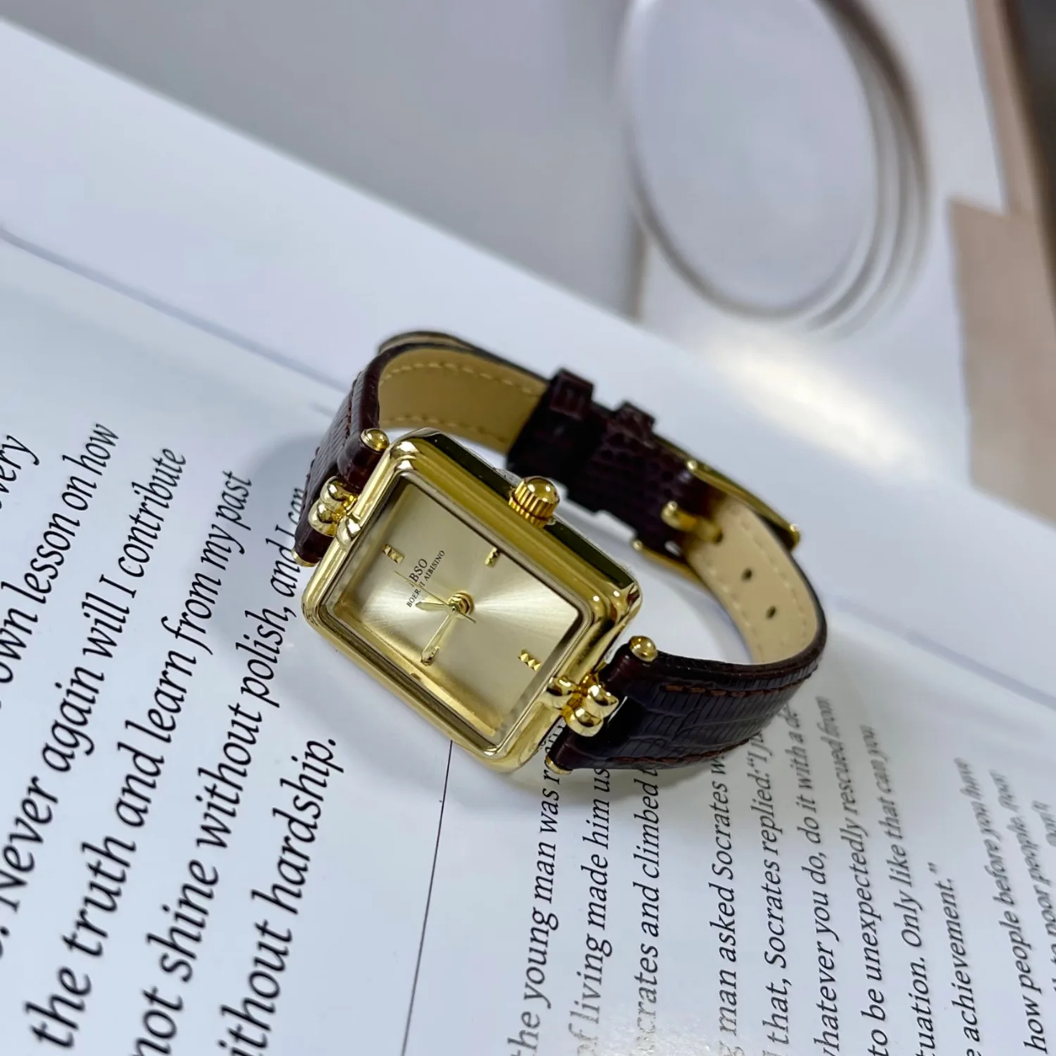 ساعة نسائية مربعة جديدة، ساعة ذهبية صغيرة فاخرة خفيفة، طراز قديم، اختيار راقي من الساعات، إكسسوارات نسائية. #1