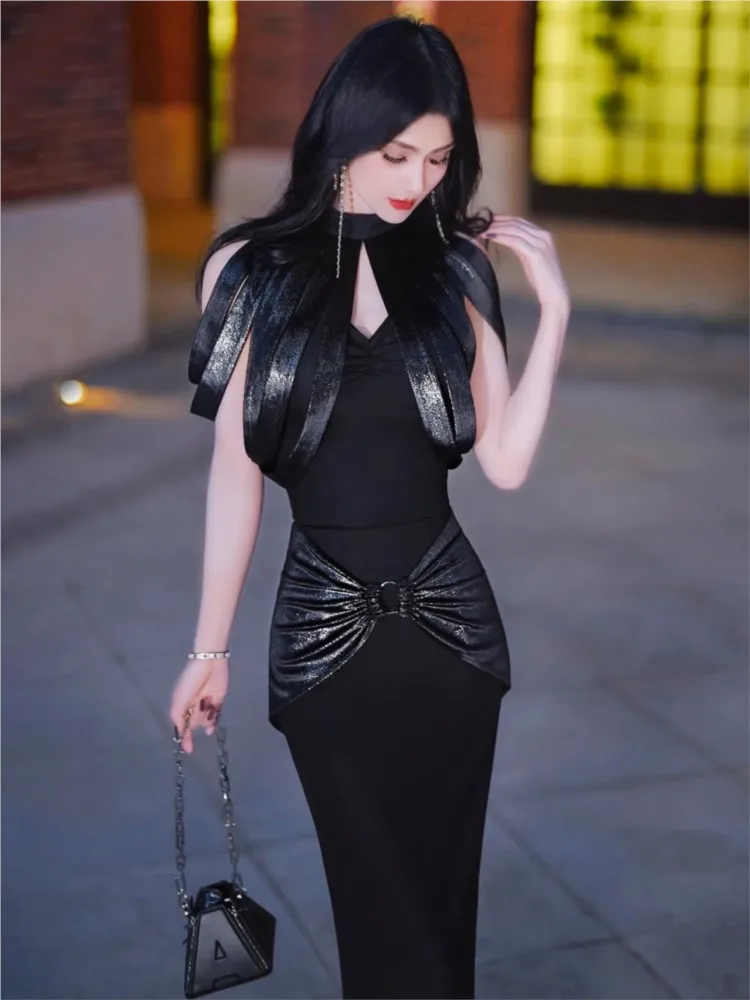 A new niche design set of two-piece upper garment with bright silk decoration and pleated skirt exuding youthful charm
